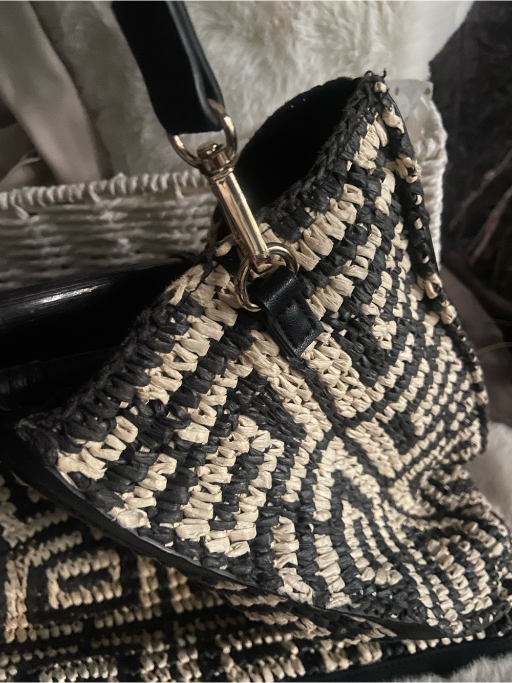 H&M Woven Black and Cream Tote Bag with Round Handles ⚜️ And Crossbody Strap - Picture 9 of 11